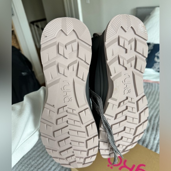 NWT Ryka Hiking Boots - size 7 women’s - Picture 3 of 3